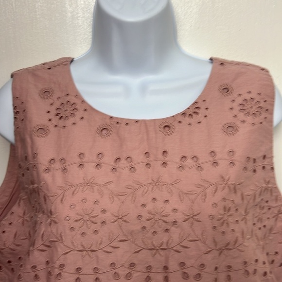 Loft, Mauve colored eyelet sleeveless shirt, fully lined, reversible?? Size XL - Picture 3 of 9